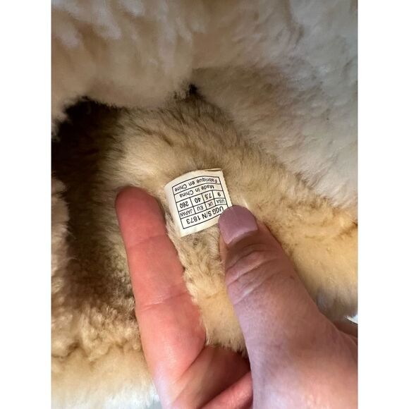 UGG Bailey Button Triplet II Boot Sheepskin Suede Chestnut Winter Warm Tall Sz 9 - Picture 2 of 8